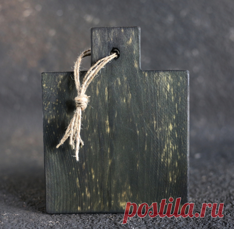 Доска размером 15*15 см., ручка 5см.
Фактурная, двухсторонняя, имеется небольшой изгиб.
Идеальное решение для фудфото, декора кухни, подачи сладостей и сыра.
Нет в наличии.
Изготовлю на заказ.