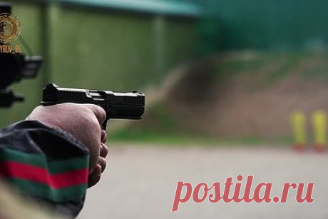 Сыновья Кадырова взяли в руки оружие и попали на видео. Сыновья главы Чечни Рамзана Кадырова Ахмат и Адам постреляли из оружия и попали на видео. Их огневую подготовку проверил сам глава республики. На видео молодые люди стреляют из пистолета и одиночными выстрелами из автомата, при этом в ходе выполнения упражнения они меняют позиции.