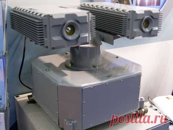 Объединенная приборостроительная корпорация создала станцию визуально-оптических помех «Грач» для защиты военных кораблей в ночное и сумеречное время. Прибор, «ослепляющий» живую силу и оптические приборы противника, позволяет скрыть высадку десанта, уберечь людей и суда от прицельного огня в ходе боевых операций.