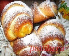 МАМИНЫ ПЛЮШКИ 
Готовь сразу несколько порций!
Ингредиенты:
● 200 мл смеси молока с водой, 
● 1 яйцо, 
● 100 мл растительного масла, 
● 3-4 ст. л. сахара, 
● 1 ч.л. сухих дрожжей, 
● около 500 г муки, 
● щепотка соли, 
● ванильный сахар – пакетик. 
● сахарная пудра - для посыпки.
Приготовление:
Идею этих простых, очаровательных плюшек я подглядела на сайте Ольги Смирновой, тесто я приготовила свое, обычное, сдобное. Тесто поделила на 3 части и испекла 4 плюшки, что бы съесть их свежими, к утр