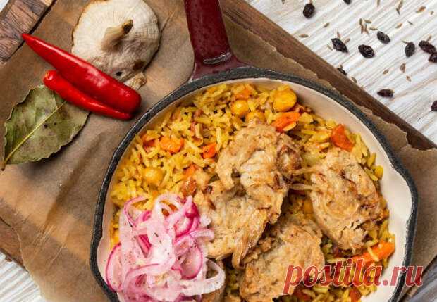 ЛУЧШЕЕ ЗА НЕДЕЛЮ Нереально вкусное второе из курицы приготовить совсем несложно. Шеф-повар поделился проверенным рецептом, корни которого лежат в кавказской кухне. Для курицы по-кабардински лучше взять только бедра. Кусочки промываются, сушатся, затем с них снимается кожица. В каждом делается