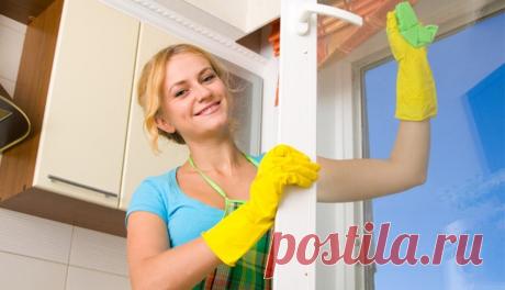 Чем и как отмыть пластиковые подоконники, рамы и стекла: два чудо средства - Страница 2 из 3 - cool-life.ru Приготовили? Начинаем. В любую емкость наливаем теплую воду, мочим тряпочку и протираем подоконник обычной водой: увлажняем его. Затем на мокрую тряпочку наливаем немного уксуса и моющего средства для посуды. Пищевой содой посыпаем весь подоконник, тонким слоем. Тряпочку переворачиваем смазанной стороной вниз и тщательно протираем весь подоконник, круговыми втирающим...