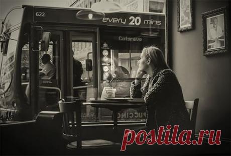 Чтоб сердце не стало калекой 
Не мучай печалями душу, 
Нет смысла болеть человеком, 
Который 
тобой 
не простужен.