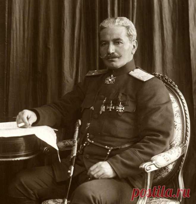 Զորավար Անդրանիկի «Մարտական հրահանգները»

«Եթե կուզես խումբը չի վտանգել, պետք է սարի գագաթը մնաս…Եթե սարի գագաթը ըլլաս, չորս կողմդ թե՛ աչքով եւ թե՛ դիտակով կտեսնես, հանկարծակիի չես գար, իսկ եթե հովիտի մեջ պաշարվիս թշնամիներով –բոլորդ ալ կկոտորվիք, առանց մեկ թշնամիի քիթ արյունելու…ավելի լավ է միշտ բարձր տեղեր մնալ»:

«Ուր որ ալ ըլլաք, գիշերը կրակ չի վառեք, մանավանդ սարերու գագաթը…երբ արեւը ծագեցավ, եւ կրակի պետք ունիք, չոր փայտով կրակ ըրեք, որպեսզի ծուխը չերեւա»: