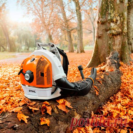 Воздуходувки Stihl принято также называть садовыми пылесосами. Такие устройства предназначены для сдувания листвы. В ассортименте производителя представлены следующие разновидности оборудования:

- Бензиновые;
- Электрические;
- Аккумуляторные.
Бензиновые садовые пылесосы считаются наиболее востребованными среди садоводов. Они подходят для проведения работ на обширном приусадебном участке, в садах, виноградниках. Такие устройства не требуют подключения к сети.
