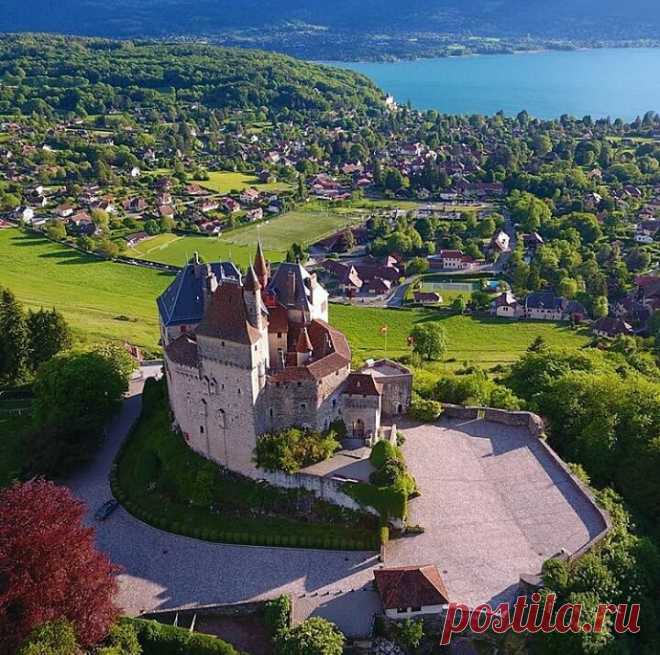 ЗамкиФранции:Ментон-Сен-Бернар(Château deMenthon-Saint-Bernard)