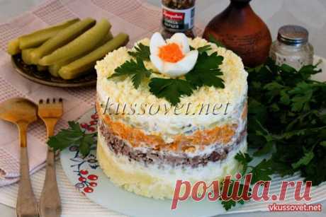 Салат с куриной печенью и солеными огурцами Рецепт приготовления салата из отварной куриной печени с соленым огурцом. Такой простой салат из обычных продуктов и такой великолепный результат, блюдо получается вкусным, мягким, сытным и питательным. Обожаю готовить подобные салаты, они вполне могут заменить второе блюдо или полноценный ужин