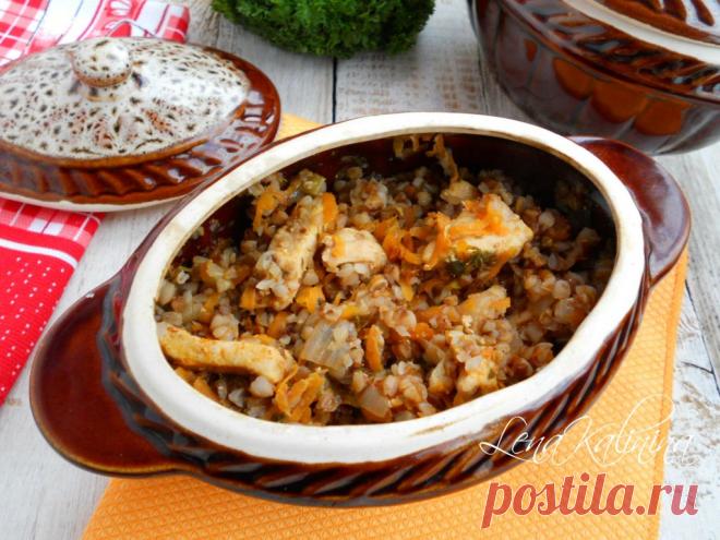 Гречка с курицей в горшочке Гречка с курицей в горшочке - это нежное и сочное блюдо, приготовленное в духовке. Оно отличается насыщенным ароматом и вкусом благодаря добавлению томатной пасты и специй. Это идеальный вариант для сытного и полезного обеда или ужина.
