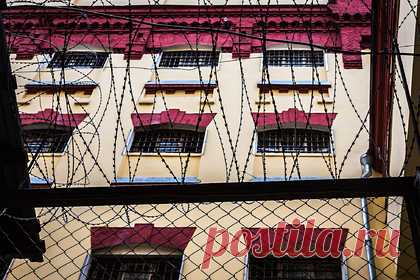 Судья в отставке оценил идею вернуть смертную казнь в России. Отмена моратория на смертную казнь приведет к ухудшению положения граждан, что в норме права считается регрессом, рассказал «Ленте.ру» правозащитник, судья в отставке Владимир Комсолев. Ранее председатель Конституционного суда Валерий Зорькин допустил возможность снятия в России моратория на смертную казнь в будущем.