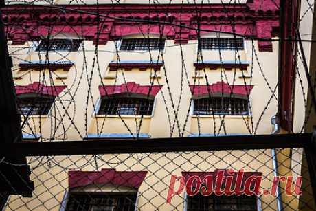 Судья в отставке оценил идею вернуть смертную казнь в России. Отмена моратория на смертную казнь приведет к ухудшению положения граждан, что в норме права считается регрессом, рассказал «Ленте.ру» правозащитник, судья в отставке Владимир Комсолев. Ранее председатель Конституционного суда Валерий Зорькин допустил возможность снятия в России моратория на смертную казнь в будущем.