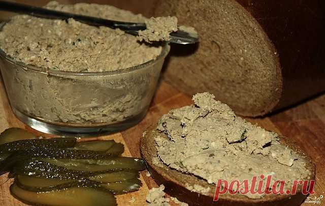 Вкуснее колбасы! Ну почему я раньше не знала этого рецепта?

Готовится из куриного филе, причем всего 30 минут: а результат просто поражает! Паштет станет мега-хитом в вашей семье! Колбасу больше не покупаем))) 
Просто попробуйте и вы сами всё поймёте. 

Состав продуктов:
филе куриное – 400 грамм, 
70 миллилитров бульона (в котором варили мясо); 
морковь – 200 грамм, 
репчатый лук – 2 штуки, 
масло сливочное – 70 грамм, 
чеснок – 2 зубчика, 
лавровый лист – 1 штука, 
перец...