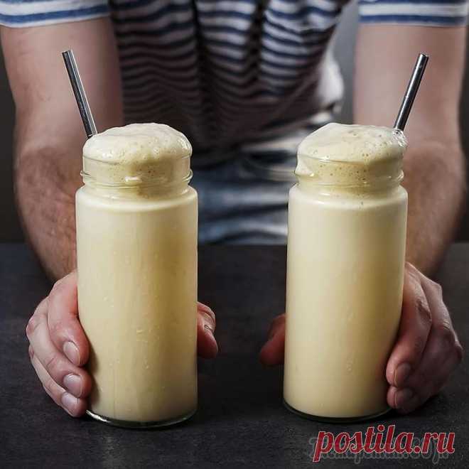 Холодный коктейль для жаркого лета Как приготовить кофе Фраппе? Да очень просто! Смешайте все ингредиенты в блендере и вуаля! Холодный напиток спасет от адской жары и хорошенько взбодрит: благодаря кофе, разумеется. Такой кофейный кокт...