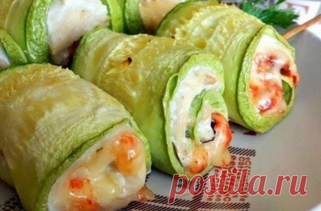 Кабачковые рулетики: Самое необычное блюдо в моей жизни! Ну очень вкусное Ингредиенты: Курица (филе) — 1 шт. Кабачки молодые — 2 шт. Сыр твердый — 50 г Чеснок — 2 зубчика Соус из паприки готовый Базилик — несколько листиков...