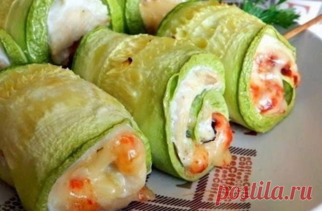 Кабачковые рулетики: Самое необычное блюдо в моей жизни! Ну очень вкусное Ингредиенты: Курица (филе) — 1 шт. Кабачки молодые — 2 шт. Сыр твердый — 50 г Чеснок — 2 зубчика Соус из паприки готовый Базилик — несколько листиков...