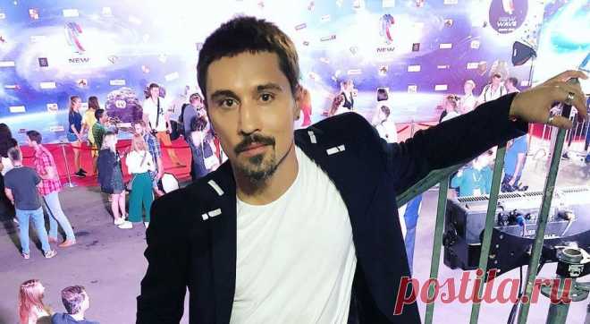 Розовые волосы, дреды и купальник: Дима Билан показал поклонникам сестру . Милая Я