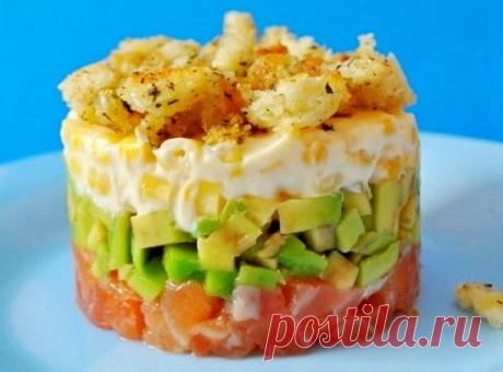 Салат с солёной сёмгой, авокадо и сухариками « Рецепты салатов