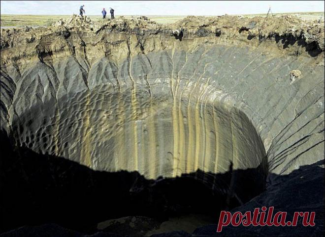 В России на территории Сибири неожиданно появились семь огромных кратеров в разных местах. Ученые не знают причин их возникновения.