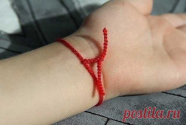 Красная нитка от сглаза на запястье

Красная нитка, повязанная вокруг запястья — один из самых действенных оберегов, способных защитить от энергетического удара со стороны недоброжелателей. Незамысловатый талисман дает владельцу защиту от негативной энергии, недугов и неудач.

Как носить оберег из красной нитки

Традиция носить этот простой амулет именно на запястье объясняется древними верованиями: люди были убеждены, что запястье — самое уязвимое для отрицательного возде...