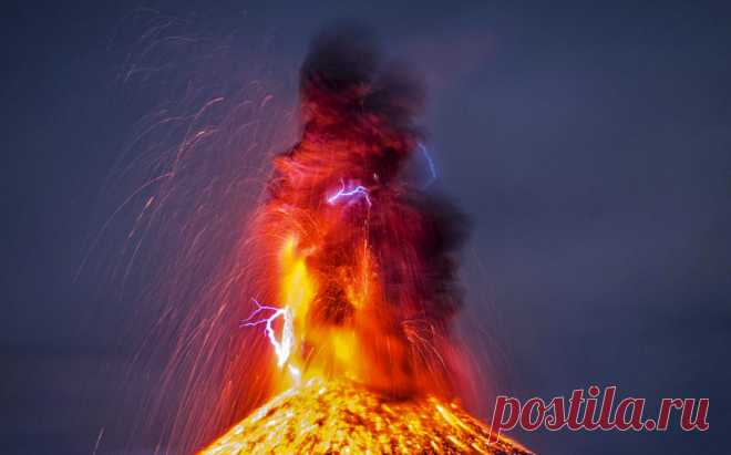 What a pa-lava! Designer captures moment lighting bolt clashes with erupting volcano!