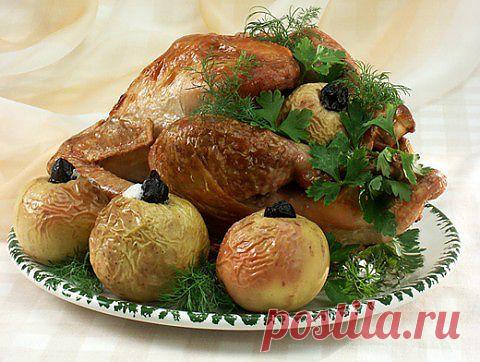 Запеченная индейка и еще 5 традиционных блюд на День Благодарения
Четвертый четверг ноября — День Благодарения в США, с этого дня американцев «накрывает» праздничная рождественско-новогодняя карусель. У праздника масса традиций, главная из которых — обязательное присутствие на столе индейки. Сегодня в нашей подборке рецептов -  запеченная индейка и еще 5 традиционных блюд на День Благодарения.