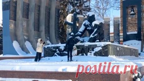 В Екатеринбурге оштрафовали женщину, возложившую 10 февраля цветы у &quot;Черного тюльпана&quot;. В Екатеринбурге суд оштрафовал активистку, поучаствовавшую во всероссийской акции жен мобилизованных. Об этом говорится в Telegram-канале &quot;Свердловское молодежное Яблоко&quot;. Сегодня стало известно, что Ленинский районный суд ...