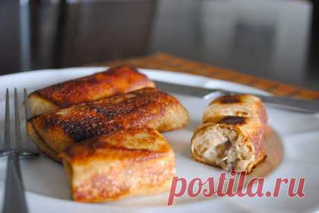 Блины с курицей и грибами в сливочном соусе