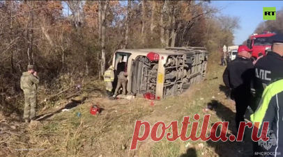 Последствия ДТП с участием пассажирского автобуса в Приморье — видео. В Приморском крае произошло ДТП с участием пассажирского автобуса. На 74-м км автодороги Раздольное — Хасан водитель не справился с управлением и допустил выезд с проезжей части с последующим опрокидыванием. В момент происшествия в салоне автобуса находился 51 пассажир. Два человека погибли, 17 получили травмы различной степени тяжести. Читать далее