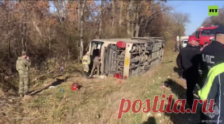 Последствия ДТП с участием пассажирского автобуса в Приморье — видео. В Приморском крае произошло ДТП с участием пассажирского автобуса. На 74-м км автодороги Раздольное — Хасан водитель не справился с управлением и допустил выезд с проезжей части с последующим опрокидыванием. В момент происшествия в салоне автобуса находился 51 пассажир. Два человека погибли, 17 получили травмы различной степени тяжести. Читать далее