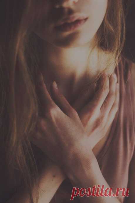 Чуть пониже губ, чуть повыше сердца –
Там Душа живет, без окна, без дверцы.
Вольная она, словно птичья стая,
Когда ей легко – она воском тает.

Когда есть в Душе хоть немного света –
Она – словно май, нет… кусочек лета!
Когда лживых фраз брошена охапка,
Чуть пониже глаз, нежно, словно лапкой.

Вытрет мокрый след и вздохнет от боли –
Здесь защиты нет – словно горстка соли.
Брошена туда, где чуть выше – губы…
И больней всегда, когда очень любим.