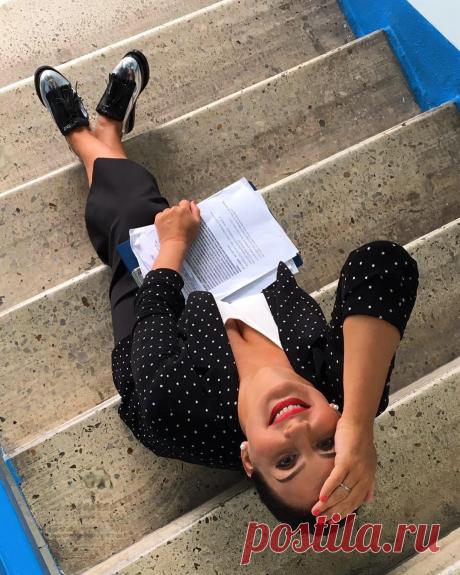 Стриженова Екатерина в Instagram: «Конец рабочей недели..выдыхаем! жакет@EmporioArmani ботинки @nevalenki #1канал #Первый #люблюсвоюработу»