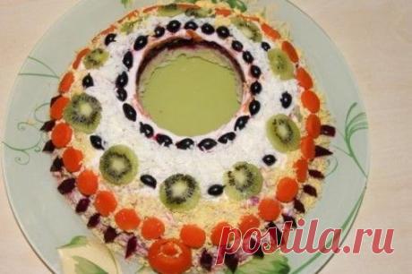 Вкусный овощной салат Здесь три овоща: картошка, свекла и морковь, но какой, же нежный и яркий получается салат! Чернослив с орехами и чесночком приправляет картошку и подчеркивает естественную сладость свеклы и морковки. А разнообразные «бусы» из этих же овощей делают блюдо