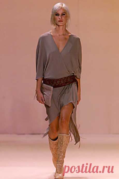 BCBG Max Azria Spring 2002 Ready-to-Wear Collection - Vogue