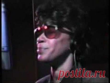 Bettye Lavette - Let Me Down Easy 👏 👏 👏 Я обожаю её голос. Она не гламурна и не очень известна в России. Поёт не голосовыми связками, а - душой (не побоюсь высоких слов).