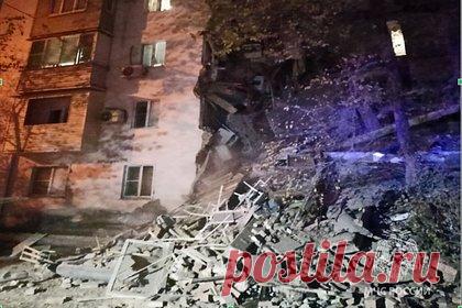 В МЧС раскрыли масштабы разрушения пятиэтажки в Астрахани. В разрушенной пятиэтажке в Астрахани обрушились два подъезда. Об этом сообщили в МЧС России, пишет РИА Новости. «Произошло обрушение третьего и четвертого подъездов жилого пятиэтажного дома», — говорится в сообщении ведомства. Об обрушении стало известно вечером 16 ноября.