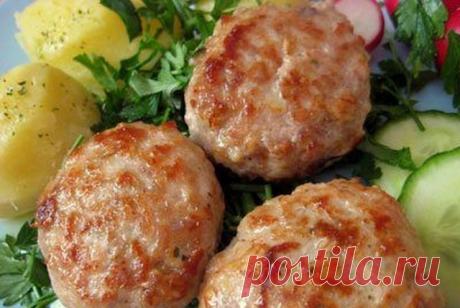 Нежные котлеты из куриного фарша - 100 меню на каждый день Котлетки, приготовленные из куриного фарша, как правило, получаются намного нежнее, чем из говяжьего. И готовятся они быстрее. Этот рецептик поможет хозяйкам приготовить сочные, вкусные, пышные и необычайно нежные...