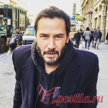 Киану Ривз: «Человек, который не давал мне быть счастливым, — это Я САМ».
 Недавно Киану Ривз опубликовал на своей странице в Facebook предпраздничное обращение к подписчикам и фанатам. Этот пост вмиг стал вирусным и уже набрал сотни тысяч лайков и репостов. «Видите людей позади меня? Они все бегут на работу, не обращая внимания ни на что. Иногда повседневная рутина настолько затягивает нас, что мы забываем остановиться хотя бы […]
Читай дальше на сайте. Жми подробнее ➡