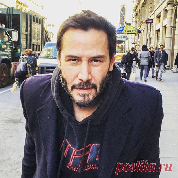 Киану Ривз: «Человек, который не давал мне быть счастливым, — это Я САМ».
 Недавно Киану Ривз опубликовал на своей странице в Facebook предпраздничное обращение к подписчикам и фанатам. Этот пост вмиг стал вирусным и уже набрал сотни тысяч лайков и репостов. «Видите людей позади меня? Они все бегут на работу, не обращая внимания ни на что. Иногда повседневная рутина настолько затягивает нас, что мы забываем остановиться хотя бы […]
Читай дальше на сайте. Жми подробнее ➡