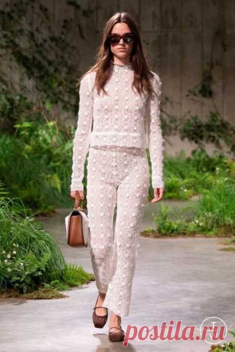 Платье и костюм с брюками крючком от Gucci из отпускной коллекции 2025 г.