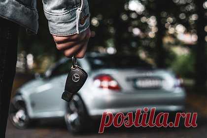 Автолюбителей предупредили об одном риске. В России для автомобиля массового сегмента можно легко изготовить дубликат ключа, этим занимается множество компаний в крупных городах. Однако если он будет сделан некачественно, в машине заблокируется блок управления и его придется менять. Изготовить ключ для машины премиум-сегмента сложнее, предупредил эксперт.