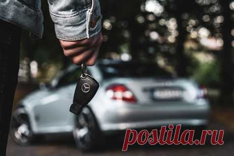 Автолюбителей предупредили об одном риске. В России для автомобиля массового сегмента можно легко изготовить дубликат ключа, этим занимается множество компаний в крупных городах. Однако если он будет сделан некачественно, в машине заблокируется блок управления и его придется менять. Изготовить ключ для машины премиум-сегмента сложнее, предупредил эксперт.