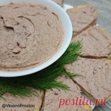 Вкусный фасолевый паштет, получается очень вкусным и нежным, а также содержит много белков и витаминов. Он легко наноситься на хлеб, а аппетитный аромат никого не оставит равнодушными. Каждый кусочек бутерброда с таким паштетом будет вызывать желание съесть еще.  Готовьте легко и с радостью!