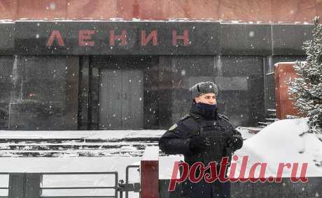 Треть россиян выступили за скорейшее перезахоронение Ленина. За перезахоронение создателя СССР Владимира Ленина в последние годы выступали многие, в том числе Мединский и Кадыров, резко против была КПРФ. Опрос показал, что большинство населения ни к одному из этих мнений пока не склонилось