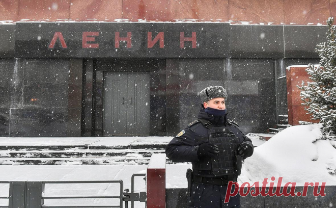 Треть россиян выступили за скорейшее перезахоронение Ленина. За перезахоронение создателя СССР Владимира Ленина в последние годы выступали многие, в том числе Мединский и Кадыров, резко против была КПРФ. Опрос показал, что большинство населения ни к одному из этих мнений пока не склонилось