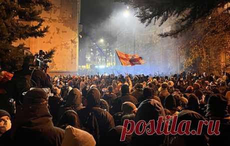В Тбилиси полиция применила водометы против демонстрантов. Митингующие бросали в сотрудников правоохранительных органов яйца и петарды