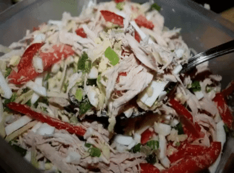САЛАТ "ИСКРЫ СЧАСТЬЯ" 
Вкуснятина :)
ИНГРЕДИЕНТЫ:
● Отварная куриная грудка – 2 шт 
● Шампиньоны свежие -200 г 
● Лук репчатый – 1 шт 
● Сыр – 100 г 
● Помидор (сорт Сливка) – 3 шт 
● Зелень (петрушка и кинза) – 1 пучок 
● Майонез 
● Соль по вкусу