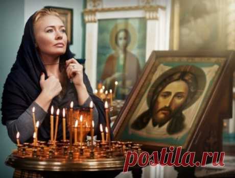 Продли, ГОСПОДЬ, мои ГОДА,
Но разума НЕ ОТНИМАЙ.
Пусть будет ТЕПЛЫМ кров всегда
И ХЛЕБ в ДОСТАТКЕ и ВОДА,
С ДЕТЬМИ не РАЗЛУЧАЙ.
И СОХРАНИ мне до КОНЦА
И ЗОРКОСТЬ глаз, И ЛОВКОСТЬ рук.
ПОКОЯ дай на склоне лет.
Избави от ДУШЕВНЫХ МУК.
ОТ СГЛАЗА, ЗАВИСТИ, ХУЛЫ.
ОТ ХВОРИ И ВОЙНЫ
ДЕТЕЙ И ВНУКОВ, И РОДНЫХ
О, ГОСПОДИ, ХРАНИ !
Не дай мне ПЕРЕЖИТЬ ДЕТЕЙ
И видеть их в НУЖДЕ.
Еще ПРОШУ за всех ЛЮДЕЙ –
Ты сделай их ДОБРЕЙ, СИЛЬНЕЙ,
Дай МУЖЕСТВА в беде.
Не дай ПОГИБНУТЬ. Сбереги:
Прохладу ВОД, тепло ЗЕМЛ