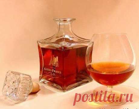 Домашний коньячок
Ингредиенты

Водка - 3 л.
Чернослив - 6 шт.
Гвоздика - 10 шт.
Сахар - 100 г.
Сухая заварка чая - 2 ст.л.
Ванилин - 1 пакетик.
Способ приготовления

Шаг 1 Все ингредиенты , кроме водки, помещаем в банку, потом их заливаем 3-мя литрами водки.
Шаг 2 Хорошо взбалтываем и ставим банку в тёмное место на трое суток, при этом, каждые сутки опять таки взбалтываем. Не бойтесь, что он сначала помутнеет.
Шаг 3 Разлить получившийся коньяк в красивые бутылки