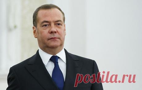 В секретариате Медведева опровергли сообщения о его &quot;эвакуации&quot;. Помощник замглавы Совбеза Олег Осипов сообщил, что заместитель председателя Совета безопасности РФ, его помощники и секретариат находятся на рабочих местах