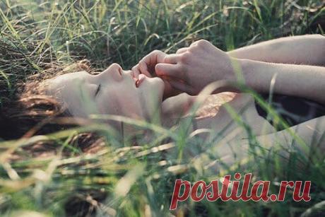 В каждом мгновении чувствовать весну.
Слышать дыхание солнца, улавливая его такт.
Ощущать прикосновения тёплых весенних рук
И быть счастливым просто так...

Виктория Дорн.