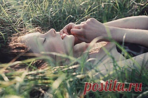 В каждом мгновении чувствовать весну.
Слышать дыхание солнца, улавливая его такт.
Ощущать прикосновения тёплых весенних рук
И быть счастливым просто так...

Виктория Дорн.